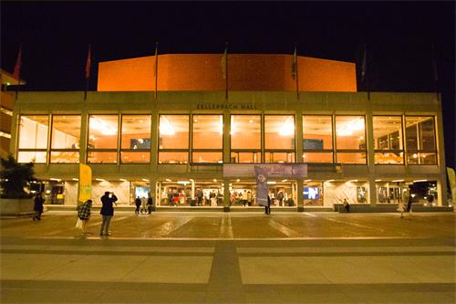 图1：二零一八年十二月十二日至十六日，神韵纽约艺术团在加州大学伯克利分校泽勒巴克馆连续上演了六场演出，拉开了2019全球巡回演出的序幕。