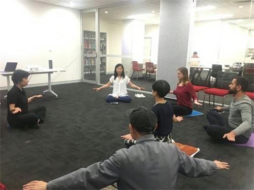 '图1：悉尼法轮功学员在堪普西图书馆（Campsie Library）举办的教功班上，当地民众认真学习法轮功五套基本功法'