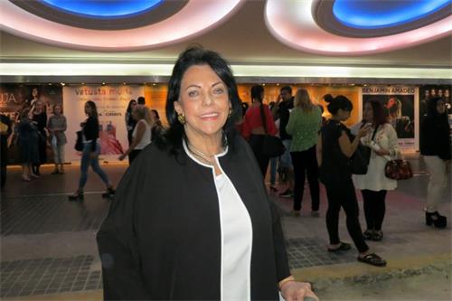 '图5：阿根廷前副总统夫人穆妮雅·阿祖娅（Munira Azura）于三月十一日下午观看了神韵巡回艺术团在布宜诺斯艾利斯Oprea剧院的最后一场演出'