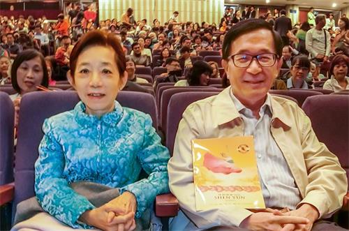 '图4：台湾前总统陈水扁与夫人吴淑珍盛赞神韵世界级水准，明年还要再来。'