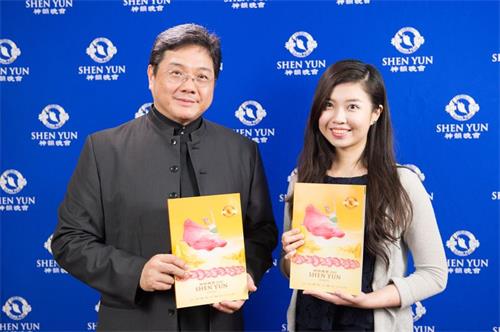 '图10：台湾合唱团团长吴宏璋（左）偕同女儿观赏神韵'