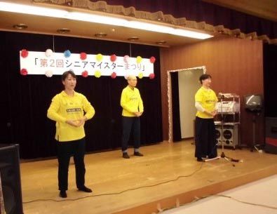 法轮功学员在日本大阪府次木市的“老年文化发表会”上演示功法
