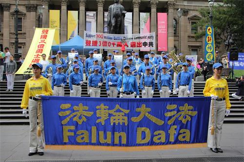 '图1：墨尔本法轮功学员在市中心州立图书馆前举办集会，庆祝三亿中国人三退'
