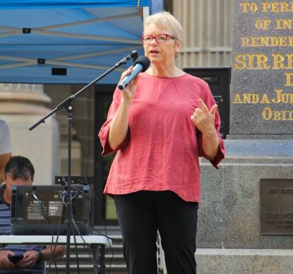 '图5：澳洲联邦参议员珍妮特·莱斯（Janet Rice）在声援三退的集会上发言。'