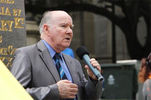 '图6：澳洲前公民委员会主席韦斯特摩（Peter Westmore）对三退勇士表示敬意。'