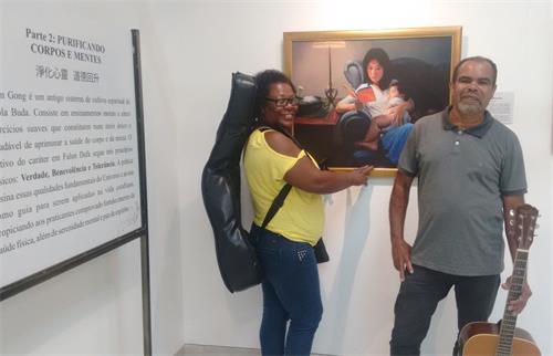 '图6：Manoel 和 Rosangela 夫妇俩开心观看画展并留影纪念'