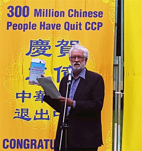 '图6：中国信息网站编辑、人权活动家鲍勃·维尼康博（Bob Vinnicombe）先生赞赏三退勇士的勇气，说：“这（抛弃中共）对中国人来说实际上是一件非常勇敢的事情。”'