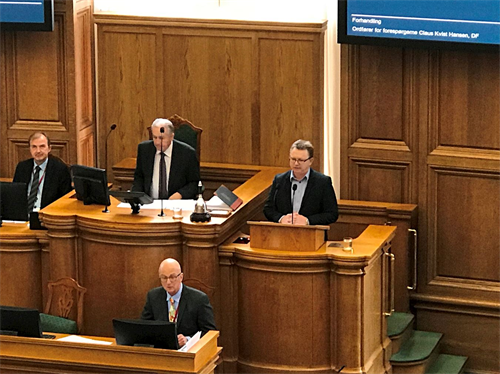 '图1：丹麦人民党向外交大臣提出质询的六位议员代表克劳斯·维斯特·汉森（Claus?Kvist?Hansen）（右）在议会大会议厅主席台上发言。'
