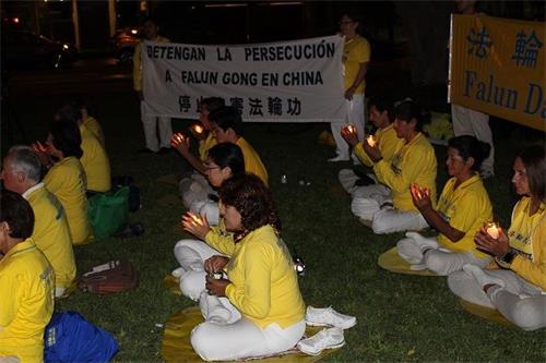 '图1～2：秘鲁法轮功学员中使馆前烛光悼念活动'