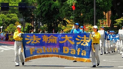 图1～2：法轮功学员在日本东京举行游行，庆祝世界法轮大法日。