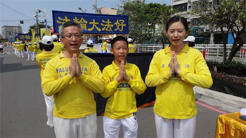'图8：兽医师黄先生（左）与国小教师李小姐（右）及儿子，一家三口恭祝李洪志师父生日快乐。'