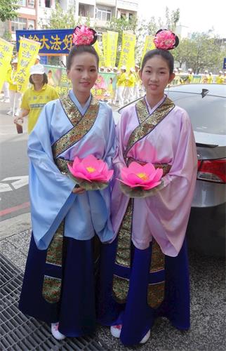 '图9：仙女队的邵氏姊妹花，姐姐云瑄（左）和妹妹芷琳（右）向法轮功师父说：“恭祝师父生日快乐！”'