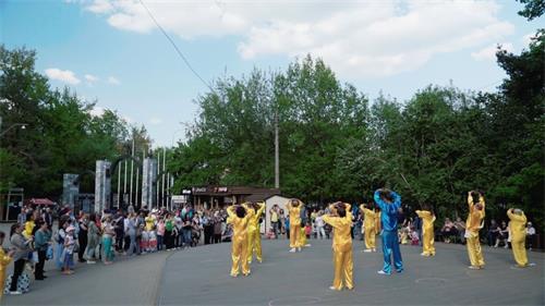 '图1～5：莫斯科法轮功学员在菲利公园庆祝世界法轮大法日'