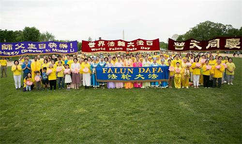 '图1：二零一八年五月五日，美国首都华盛顿地区部份法轮功学员聚集在美国国家广场，庆祝“世界法轮大法日”，恭祝师父华诞。'