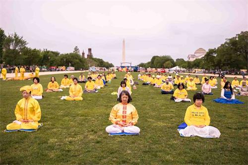 '图2：二零一八年五月五日，美国首都华盛顿地区部份法轮功学员聚集在美国国家广场集体炼功，庆祝“世界法轮大法日”。'