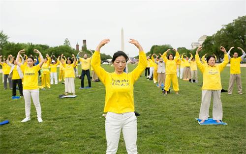 '图3：二零一八年五月五日，美国首都华盛顿地区部份法轮功学员聚集在美国国家广场集体炼功，庆祝“世界法轮大法日”。'