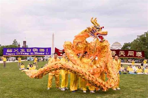 '图4：二零一八年五月五日，在美国首都华盛顿的“世界法轮大法日”庆祝活动上，法轮功学员表演舞龙。'