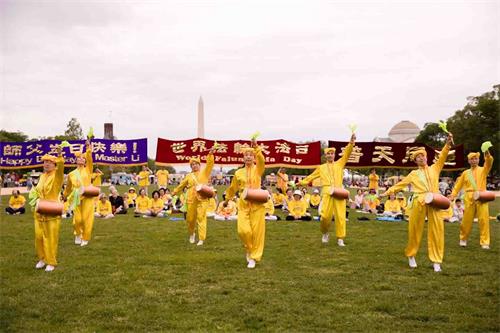 '图9：二零一八年五月五日，在美国首都华盛顿的“世界法轮大法日”庆祝活动上，法轮功学员表演腰鼓。'