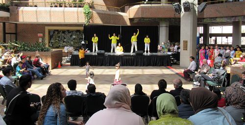 图说1：二零一八年五月五日，法轮功学员在一年一度加拿大首都的加蒂诺市“感受亚洲”（Experience Asia）文化节上的功法展示。