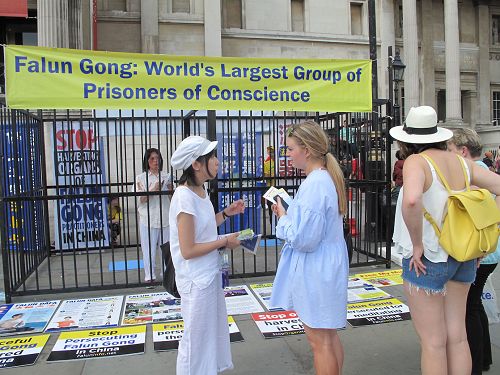 图5：二零一八年六月三日，在伦敦特拉法加广场，正在曼彻斯特学习新闻学的贝卡•茉纳汗（Becca Monaghan）鼓励铭慧