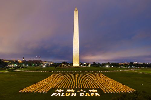 图1：六月二十二日傍晚，近三千名法轮功学员在美国首都华盛顿纪念碑下举行烛光守夜活动，悼念在中国被迫害致死的法轮功学员。