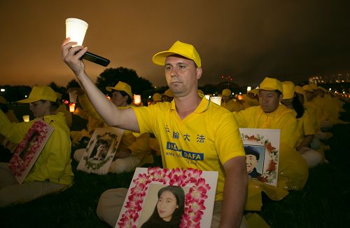 六月二十二日傍晚，近三千名法轮功学员在美国首都华盛顿纪念碑下举行烛光守夜活动，悼念在中国被迫害致死的法轮功学员。