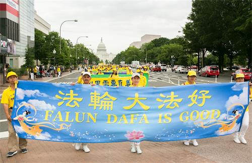 '图1～2：二零一八年六月二十日，来自世界各地的部份法轮功学员在美国首府华盛顿DC，举行反迫害游行。'