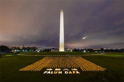 '图4：六月二十二日晚，法轮功学员在华盛顿纪念碑前举办烛光夜悼活动'