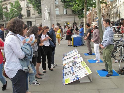 图4～5：二零一八年六月二十三日，英国法轮功学员在伦敦圣马丁广场炼功、讲真相。