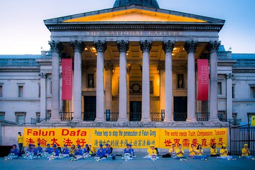 图5：法轮功学员在伦敦市中心的特拉法加广场举行烛光夜悼会，悼念那些遭到中共迫害而失去生命的中国大陆同修