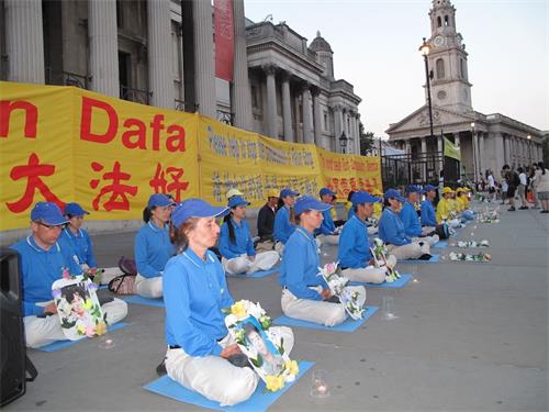 '图1～2：二零一八年六月三日晚，英国法轮功学员在伦敦特拉法加广场北台阶广举行烛光守夜活动'