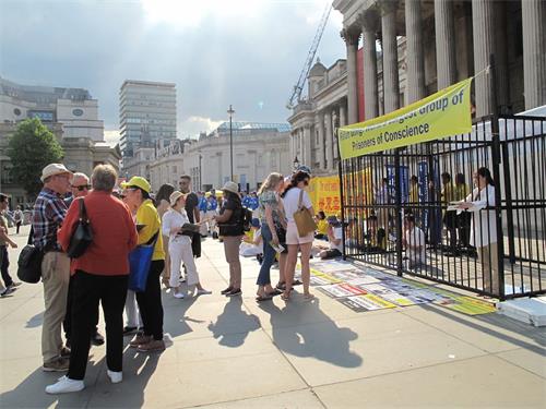 '图3：二零一八年六月三日下午，英国法轮功学员在伦敦特拉法加广场北台阶广传播真相，法轮大法的纯正能量吸引广大民众踊跃了解真相'