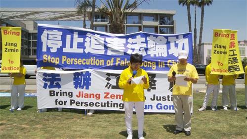 '图11：原北京技工学校英文教师周孜（左），在集会上讲述着自己被迫害的经历'