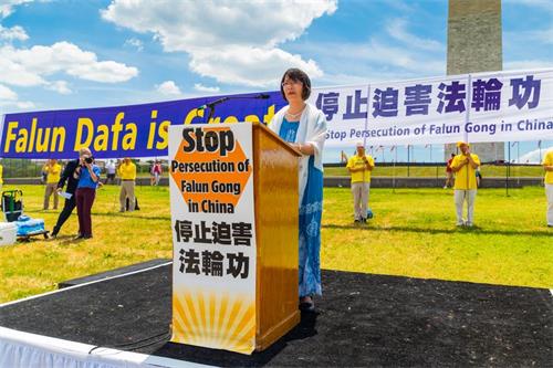 '图9：法轮功学员张玉华博士在集会上呼吁营救她的丈夫、被中共非法关押的南京法轮功学员马振宇'