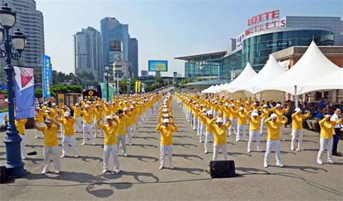 '图1：上午9点半，在优美、舒缓的炼功音乐声中，韩国法轮功学员们以展示法轮功功法拉开了活动的序幕。'