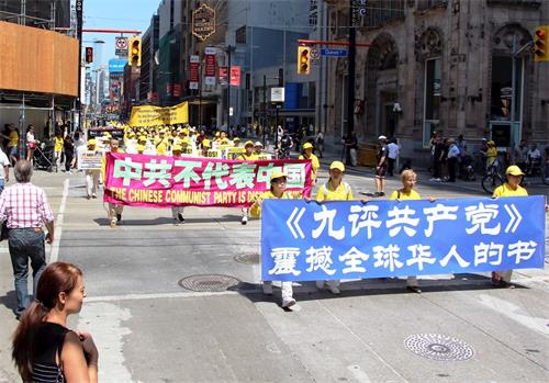 '图1～13：13：二零一八年七月二十日，多伦多法轮功学员在市中心举行“七二零”十九周年反迫害大游行。'