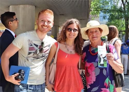 '图15：退休前是医院护理师的米舍利娜（Micheline，右）与她两个来自意大利的朋友观看游行，她说：“只要能帮到他们制止迫害的，我们都应该去做。”'