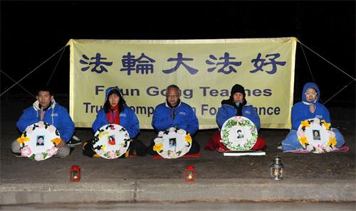 '图：堪培拉法轮功学员在中国驻澳洲大使馆前举行“七·二零”烛光悼念活动?。'