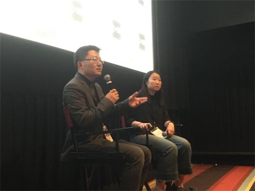 '图2：“皮博迪”奖获奖导演李云翔（左）在《求救信》放映后答观众问题'