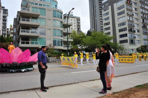 '图2～4：温哥华部份法轮功学员参加了在温哥华市中心海滨大道举行的游行受到民众欢迎。'