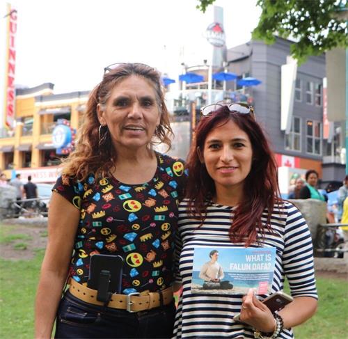 '图17：来自秘鲁的麦卡（Mica右）和妈妈一起学了法轮功功法'