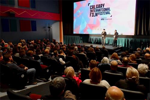 '记录片《求救信》参加加拿大卡尔加里国际电影节。导演李云祥在放映后回答观众提问。'