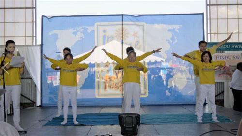 '图1～2：二零一八年九月二十二日，法轮功学员参加了第十七届“尔湾全球村文化节”。图为，法轮功学员在台上表演功法。'