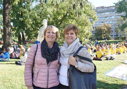 '图5：西尔维·戈里（Sylvie?Gorry）（左）女士和朋友在布拉格度假期间遇见了法轮功学员集体炼功，表示要回去查资料寻找当地炼功人。'