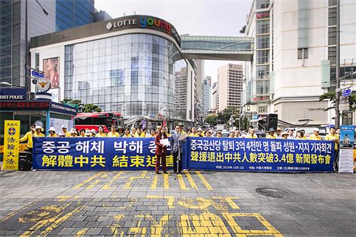 '图1：韩国法轮大法佛学会二零一九年十月一日在中共驻韩大使馆前举行新闻发布会，谴责中共迫害香港法轮功学员。'