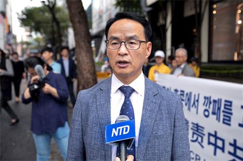 '图2：韩国法轮大法佛学会秘书长吴世烈博士谴责中共在香港的伤人暴行。'