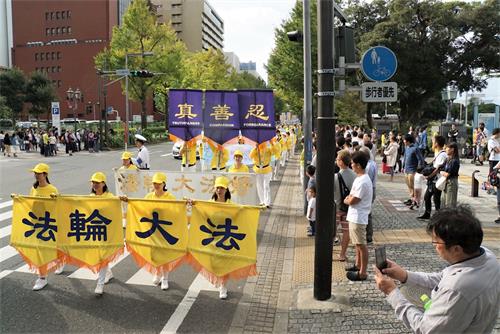 '图1～3：二零一九年十月六日，日本法轮功学员在横滨繁华区举办反迫害大游行。'