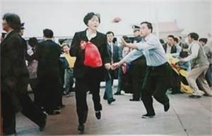 '陈春美女士二零零零年九日三十日在天安门广场高喊“法轮大法好！”被四个便衣警察追击的现场照片'