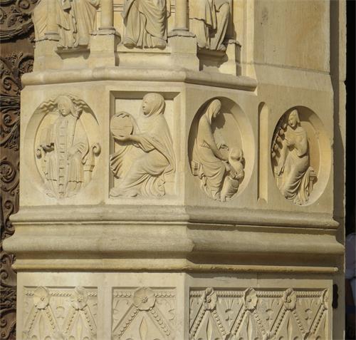 图例：巴黎圣母院（Cathédrale Notre-Dame de Paris）右侧门像柱浮雕装饰，从左到右表现的主题依次是哲学、天文学、语法学和音乐。