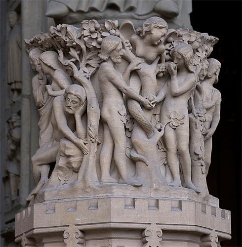 图例：巴黎圣母院西面高浮雕装饰。左侧的主题是创造夏娃；中间部分表现了亚当和夏娃在伊甸园被引诱的情景；最右侧的内容是亚当夏娃被逐出伊甸园。由于当时艺术作品表现的形象必须遵循《圣经》的记载，因此他们皆为裸体。